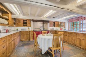 une cuisine avec une table et des chaises dans l'établissement farmhouse braithwaite mews, à Keswick
