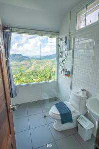 bagno con servizi igienici e finestra con vista di La Montagne Doi Chang a Ban Huai Khai