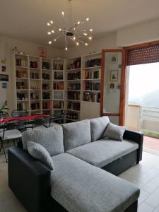 uma sala de estar com um sofá e uma mesa em "Margherita" Alloggio Intero a Pontassieve Vicino Firenze em Pontassieve