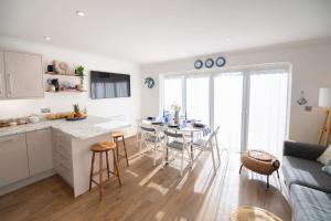 Η κουζίνα ή μικρή κουζίνα στο La Casita - Inside the Gates of Frinton-On-Sea +20 φωτογραφίες
