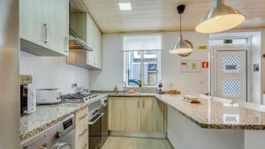 Kuchyň nebo kuchyňský kout v ubytování Glamorous 1 BDR Duplex Apartment by LovelyStay