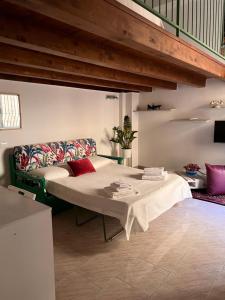 a bedroom with a bed and a couch at Zigana- Raffinato ed elegante appartamento nel cuore della città! in Palermo