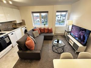 een woonkamer met een bank en een flatscreen-tv bij Walnut Flats-F4, 2-Bedroom with Ensuite - Parking, Netflix, WIFI - Close to Oxford, Bicester & Blenheim Palace in Kidlington