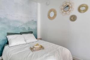 Un dormitorio con una cama y una bandeja. en Le Globe Nantais, en Nantes