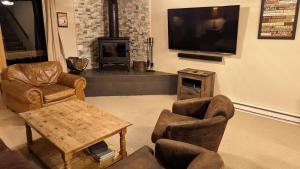 uma sala de estar com mobiliário, uma televisão e uma lareira em Private Room in Cozy Townhouse em Breckenridge