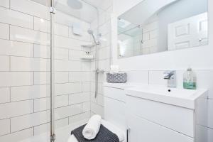 Bathroom sa Modern 2 Bedroom Townhouse Close to Town Centre