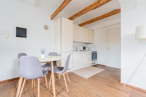 cocina y comedor con mesa y sillas en Yoga Residence Apartments, en Tallin