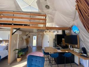 een kamer met een bureau en een bed in een tent bij Glamping Dôme - Dôme du Rocher rouge in Durban-Corbières