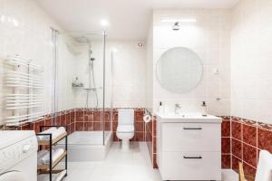 een badkamer met een douche, een toilet en een wastafel bij Apartment with Entresol Old Town in Krakau