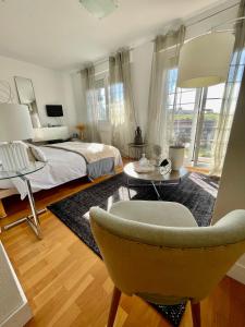 um quarto com uma cama, uma mesa e uma cadeira em Estilosa casa golf em Gorraiz