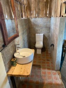 アンボセリにあるAmboseli Discovery Campのバスルーム(洗面台、トイレ付)