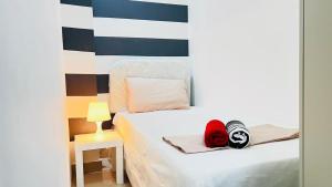 un dormitorio con una cama blanca con zapatos rojos. en Brand New Private Partition Near MOE Metro, en Dubái