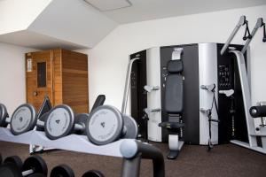 een kamer met een fitnessruimte met cardio-apparatuur bij Hotel Villa Elsa in Bad Kissingen