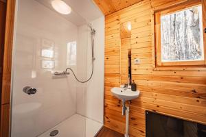 ห้องน้ำของ CozyTiny house at lake with sauna