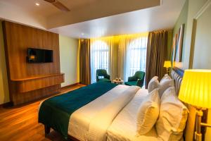 TV a/nebo společenská místnost v ubytování Clarks Inn Express, Rishikesh