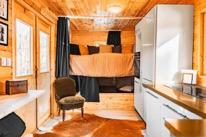 - une chambre avec un lit dans une petite maison dans l'établissement CozyTiny house at lake with sauna, à Řehenice