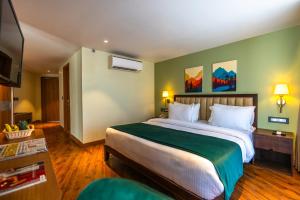 Postel nebo postele na pokoji v ubytování Clarks Inn Express, Rishikesh