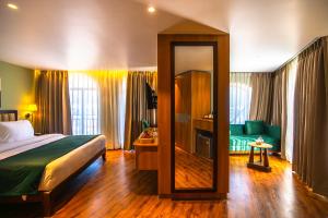 Postel nebo postele na pokoji v ubytování Clarks Inn Express, Rishikesh