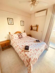 1 dormitorio con 1 cama con edredón en Marina Apartments - Playas, en Santa Pola