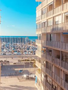 vistas a un aparcamiento y a un edificio en Marina Apartments - Playas, en Santa Pola