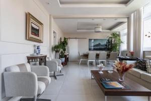 a living room with a couch and chairs and a table at Elegância em Ipanema - Ideal para famílias - RE701 Z2 in Rio de Janeiro