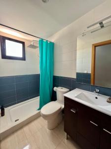 ein Badezimmer mit einem WC, einer Badewanne und einem Waschbecken in der Unterkunft Dos terrazas vistas a la montaña in Vinarós