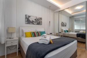 a bedroom with a large bed and a mirror at Elegância em Ipanema - Ideal para famílias - RE701 Z2 in Rio de Janeiro