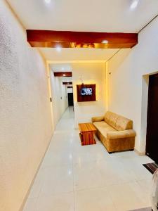 sala de estar con sofá y TV en HOTEL SR GRAND en Gorakhpur
