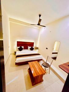 - une chambre avec un lit et un ventilateur de plafond dans l'établissement HOTEL SR GRAND, à Gorakhpur
