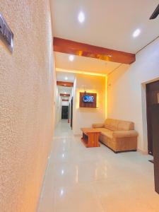- un salon avec un canapé et une table dans l'établissement HOTEL SR GRAND, à Gorakhpur