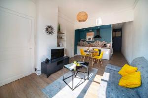 salon z niebieską kanapą i stołem w obiekcie Cabana & Le Sirène - Proche Centre-Ville w mieście Mâcon