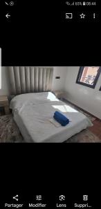 um quarto com uma cama com uma almofada azul em premium village 106 em Marrakech