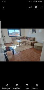 uma sala de estar com um sofá e uma mesa em premium village 106 em Marraquexe