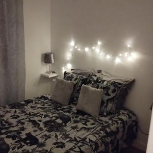 um quarto com uma cama com luzes na parede em Home sweet to Paris em Clichy
