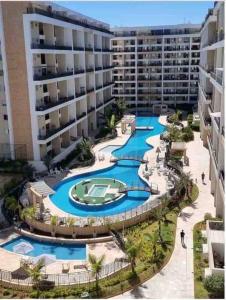 una vista aérea de una piscina en un edificio en Apart Hotel Garden Secret Tagua Life, en Brasilia
