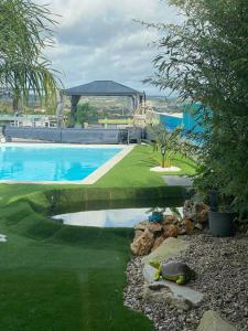 - une piscine dans une cour avec une piscine dans l'établissement Alto do Moinho, à Alcobaça