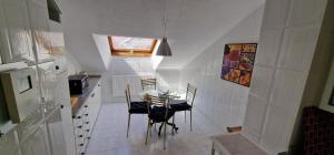 - une salle à manger avec une table et des chaises dans l'établissement Bohemia Centro y Mar, à Gijón
