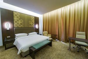 una camera d'albergo con letto e scrivania di The Westin Kolkata Rajarhat a Calcutta