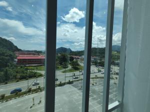 una ventana con vistas a la ciudad en Homestay Studio Apartment Bentara Suite, Kompleks Mutiara Gua Musang, en Gua Musang