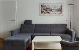 uma sala de estar com um sofá e uma mesa em Appartement Twin Peak Edelweiss em Gosau