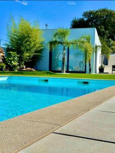 une maison avec une piscine en face d'une maison dans l'établissement Alto do Moinho, à Alcobaça