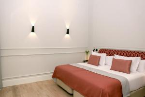 a hotel room with two beds and two lights at Hotel Boutique Casa Romana Villa in Seville