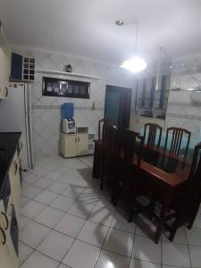 een keuken met een tafel en stoelen in een kamer bij Apartamento inteiro( 1° andar) - Guarabira/PB in Guarabira