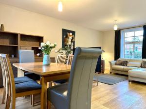 a living room with a dining table and a couch at Desirable 2 Bedroom Apartment in Bicester that sleeps 5 in Bicester