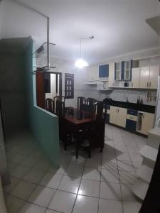 een keuken met een tafel en stoelen. bij Apartamento inteiro( 1° andar) - Guarabira/PB in Guarabira