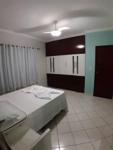 een kamer met een bed met handdoeken erop bij Apartamento inteiro( 1° andar) - Guarabira/PB in Guarabira