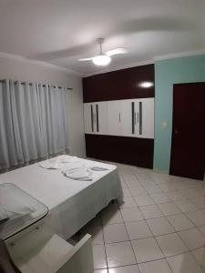 a room with a bed with towels on it at Apartamento inteiro( 1° andar) - Guarabira/PB in Guarabira +6 photos