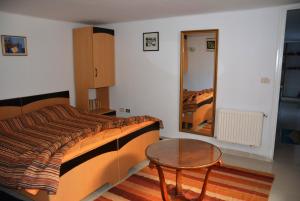 - une chambre avec un lit, une table et un miroir dans l'établissement Villa Azaiiza, à Sousse