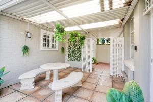 Vrt ispred objekta Hampton Collection - Stylish 3 Sleeper Apartment with Pool