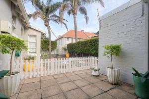 Vrt ispred objekta Hampton Collection - Stylish 3 Sleeper Apartment with Pool